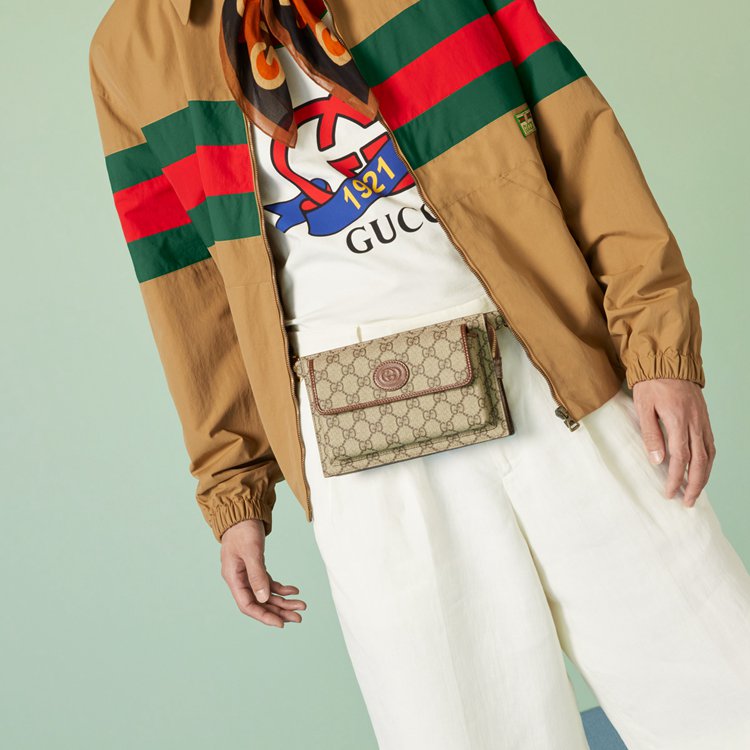 746300.92TCG.8563.003.100.0000.Light GG belt bag with Interlocking G